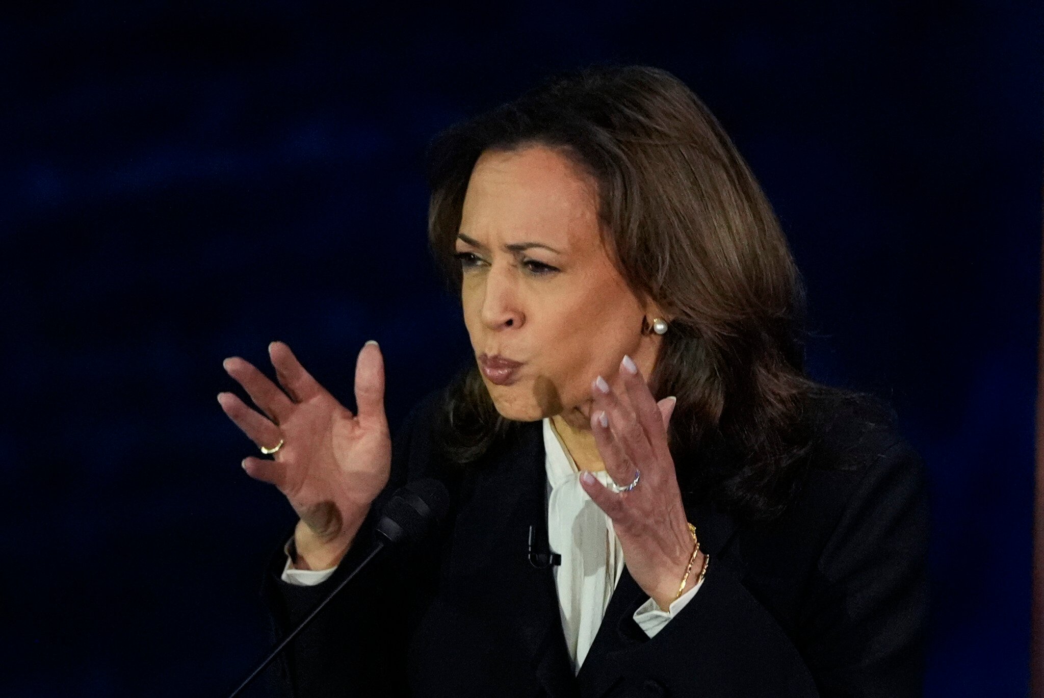 Kamala Harris sa vyhla otázke o ekonomike, Trump vytiahol migrantov a desiatky klamstiev