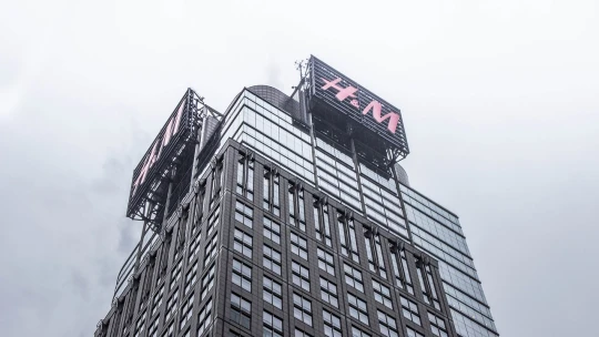 H&M prekvapilo trh: zisk vyskočil a prekonal odhady a akcie stúpajú