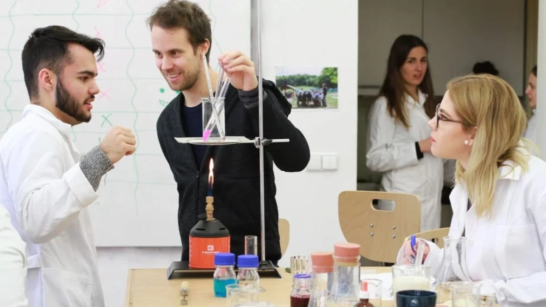 Milióny do vzdelávania. Ktorí slovenskí boháči stavajú školy a financujú vzdelávacie projekty?