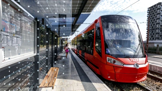 Pohodlnejšia MHD v Bratislave. Dopravný podnik chce kúpiť veľké električky Škoda ForCity Smart