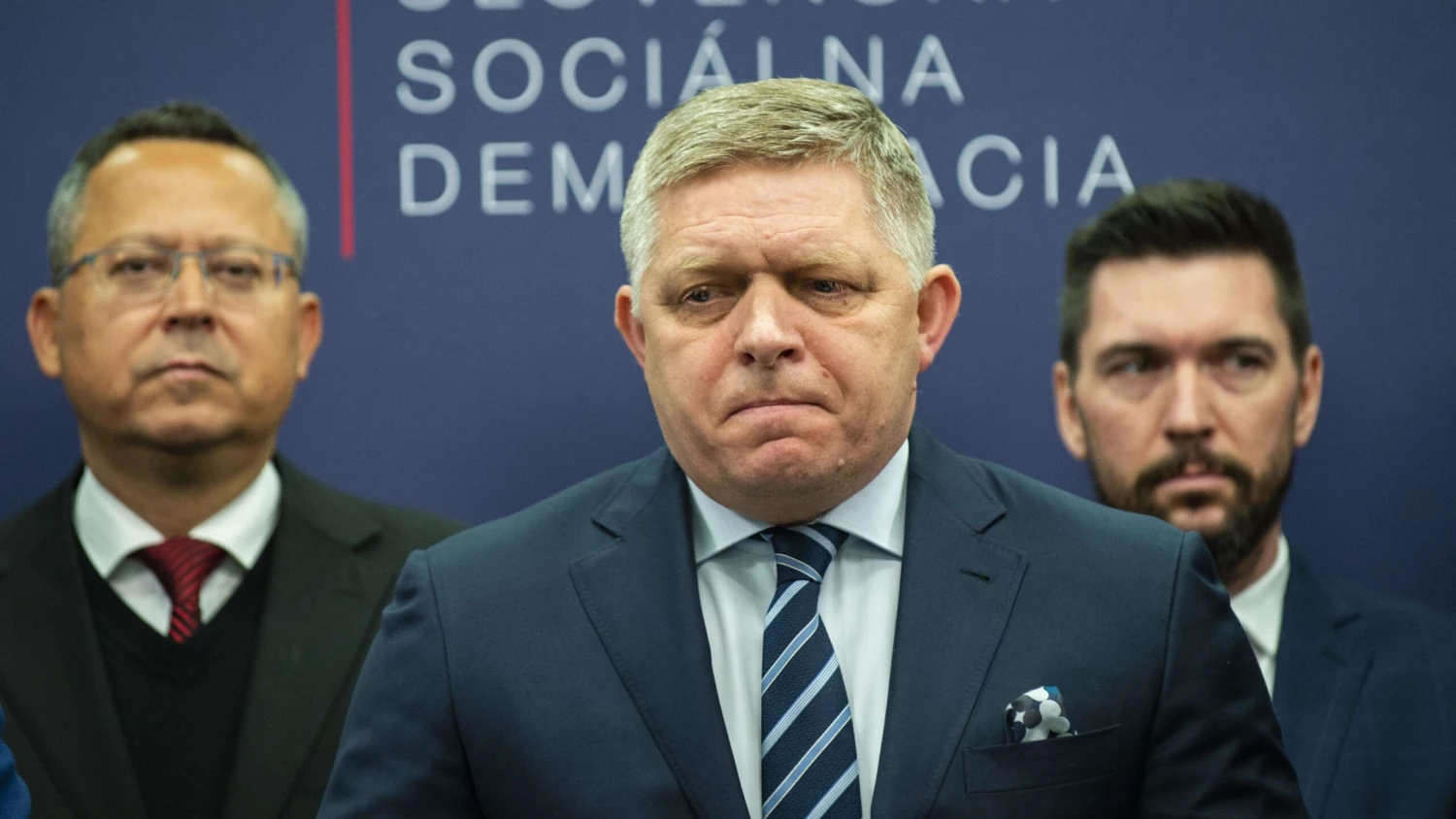 Na snímke politik v obleku