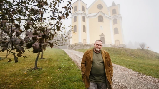 Český prezident vyznamenal „farára v bagri“. Dedinka pri poľských hraniciach vďaka nemu prosperuje