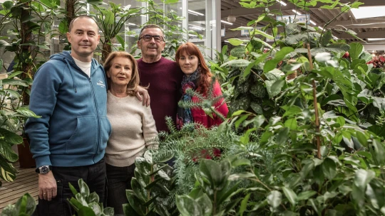 Začínali v garáži rodinného domu. Dnes na Slovensko dovezú 300 kamiónov kvetín ročne