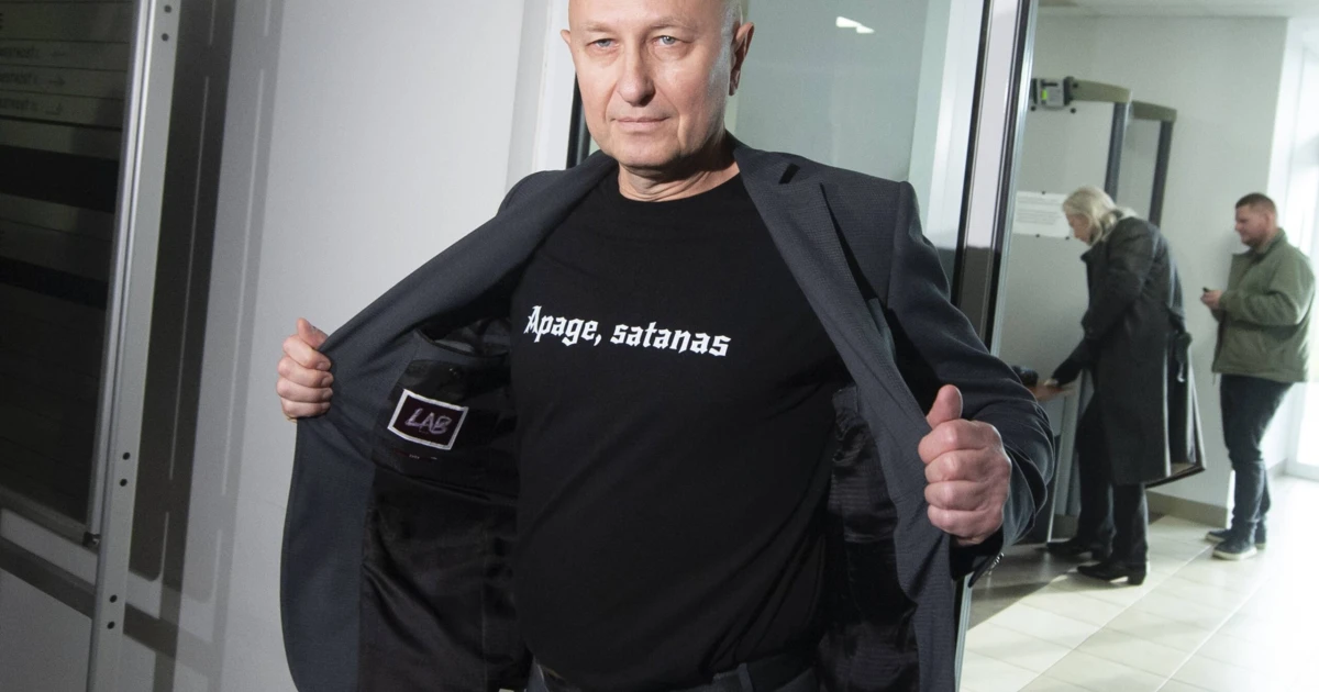 Na snímke muž v tričku