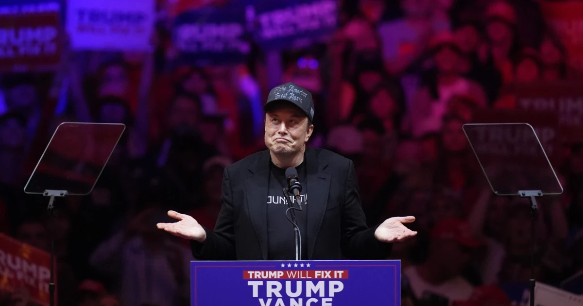 Elon Musk na volebnom mítingu Donalda Trumpa.