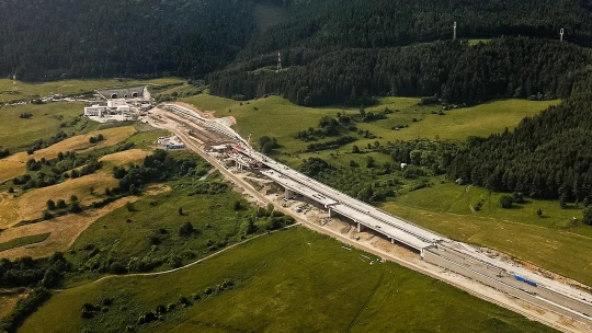 Nekonečný diaľničný príbeh. Tunel Višňové otvoria v decembri, 27 rokov po prieskumnej štôlni