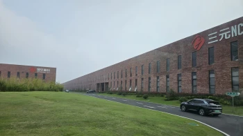 Baterkáreň v Šuranoch naberá ľudí. Na väčšine pozícií ponúka plat od 2 300 eur mesačne