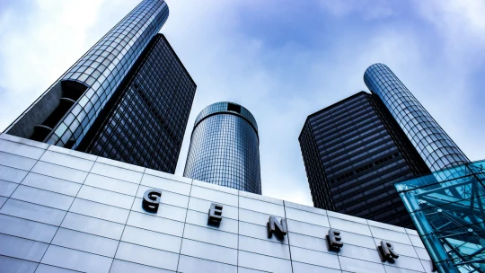 Americkej automobilke General Motors prudko klesol zisk. Firma dopláca na Trumpovu colnú politiku