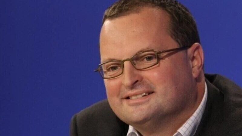 Na snímke muž v obleku