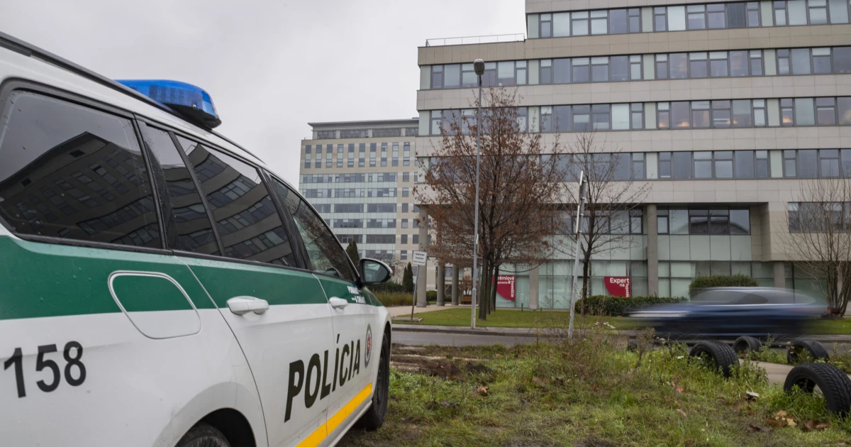 Policajné auto pred budovou, v ktorej sídli spoločnosť Arca Capital. Foto: TASR, Jaroslav Novák