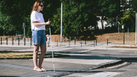 Tretí sektor zlepšuje nevidiacim a slabozrakým život. Vodiči na nich reagujú arogantne