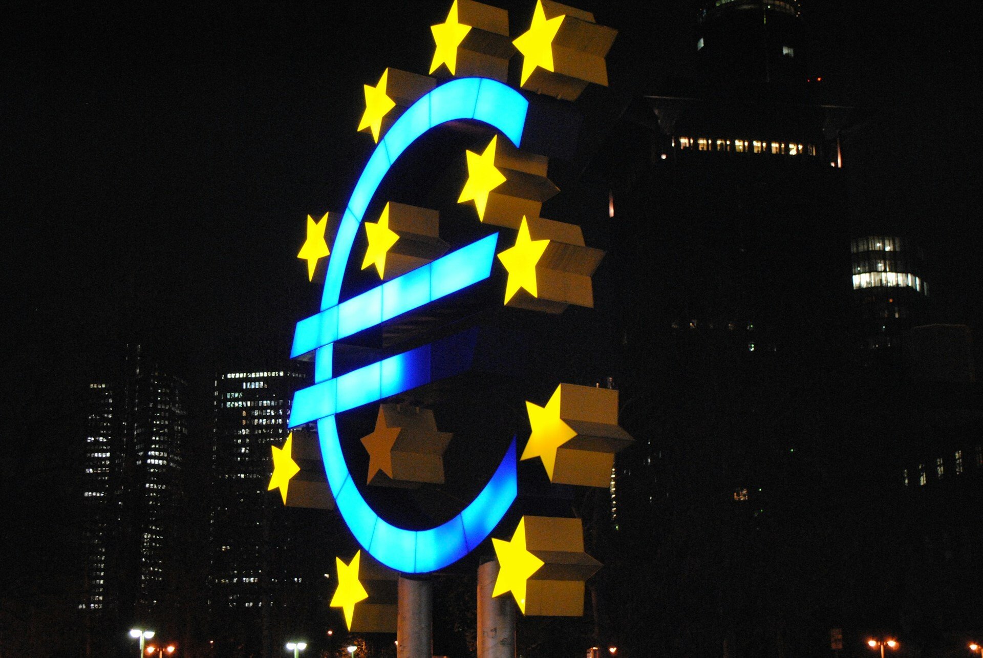 EÚ schválila vstup Bulharska do eurozóny od 1. januára 2026, určila aj výmenný kurz