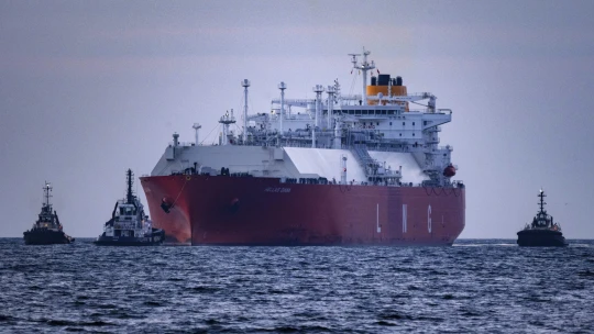Ruský tanker podozrivo manévroval pri podmorskom kábli, tvrdí poľský premiér Tusk