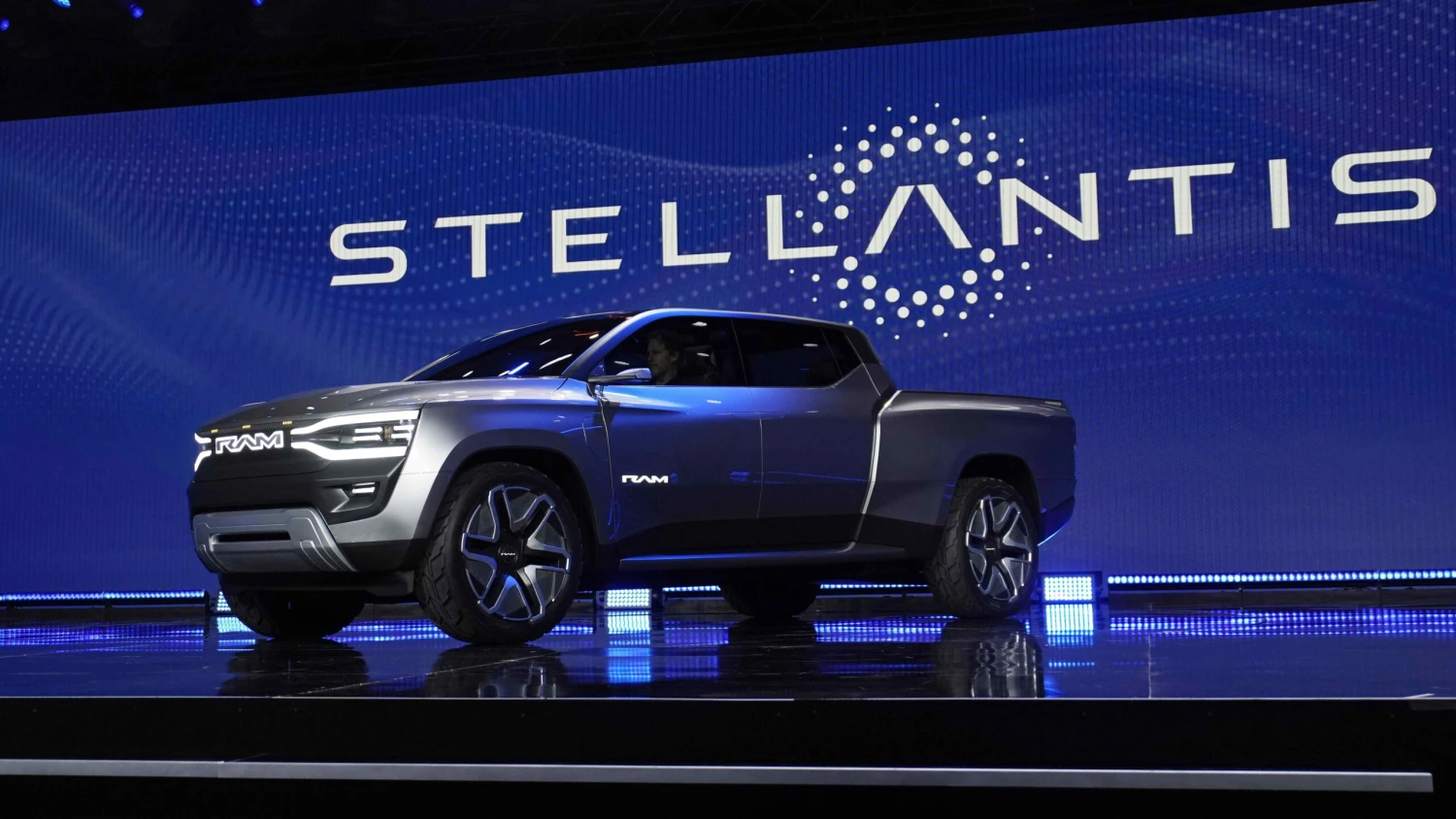 Akcie Stellantisu padli o 75 percent. Firma má záchranný plán a do fabriky pustila čínskeho trojského koňa