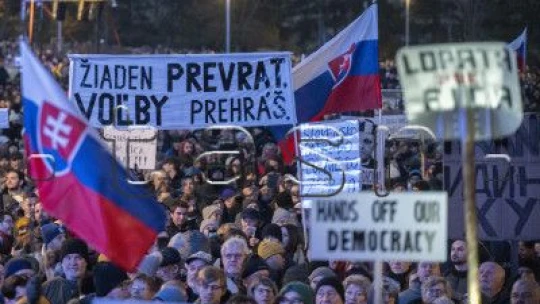 Žiaden prevrat – voľby prehráš, odkázali demonštranti Ficovi