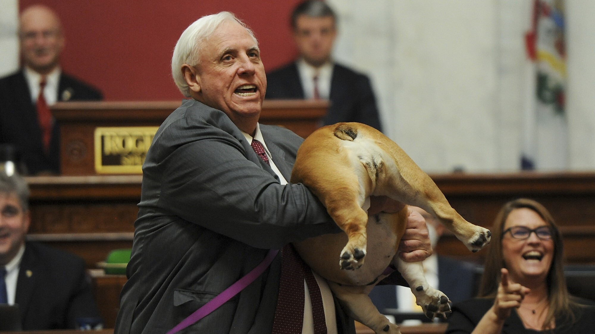 Guvernér Jim Justice so svojim psom.