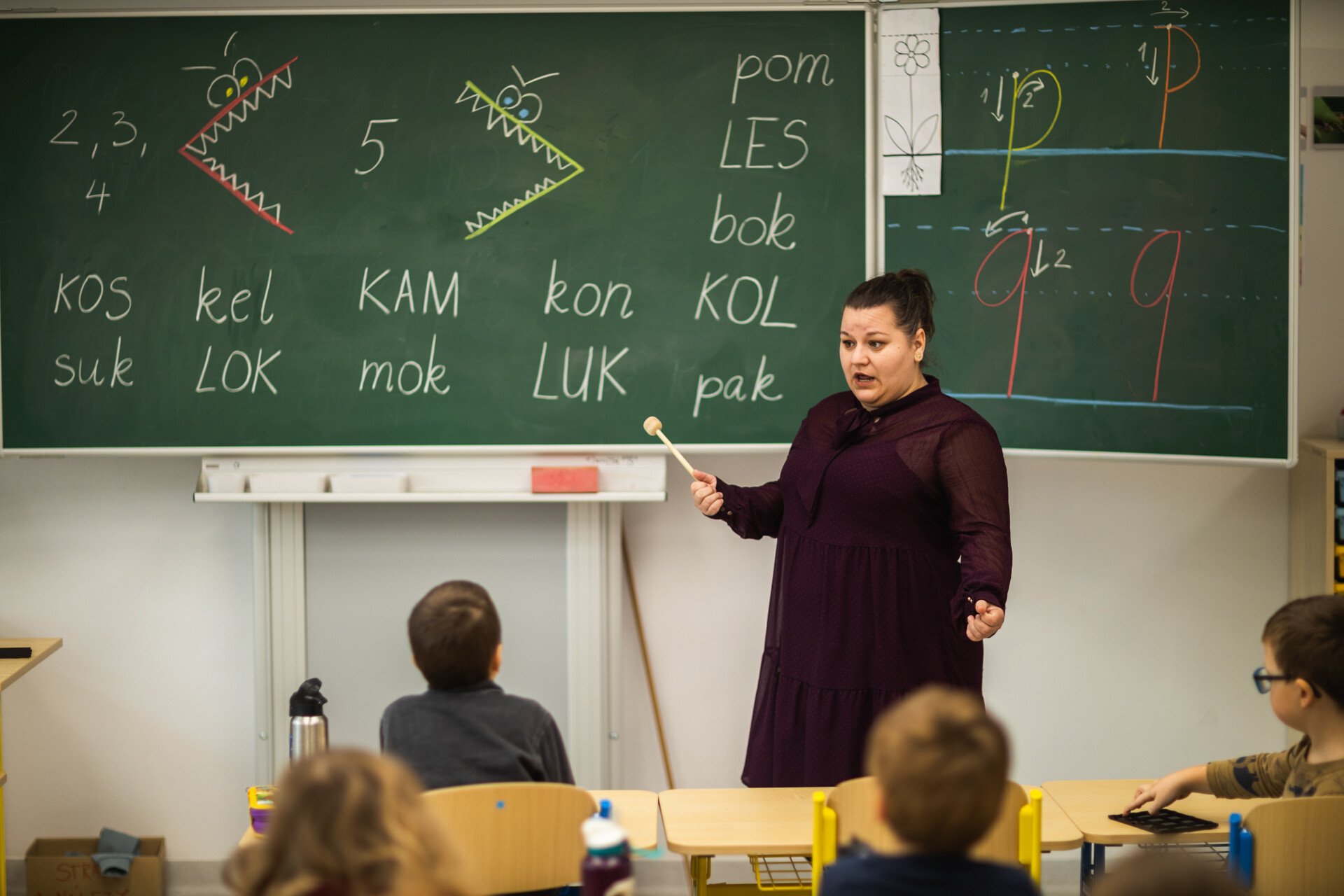 Žiaci nedostávajú známky, sedia na stole a učiteľom tykajú. Bratislavská škola sa snaží o revolúciu