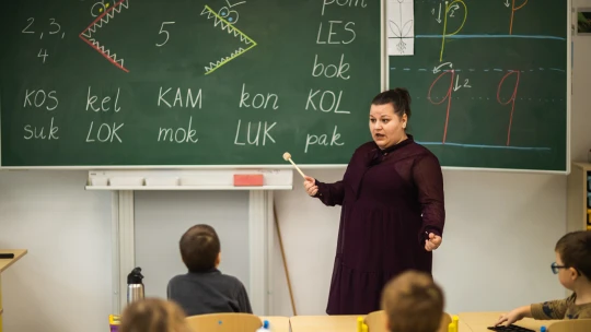 Žiaci nedostávajú známky, sedia na stole a učiteľom tykajú. Bratislavská škola sa snaží o revolúciu