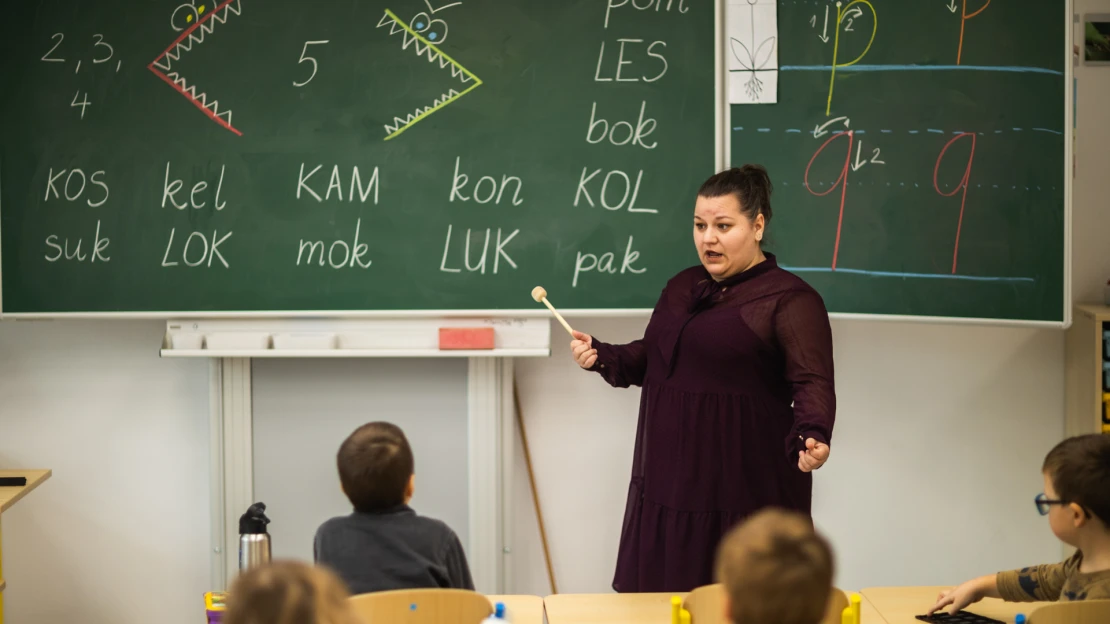 Žiaci nedostávajú známky, sedia na stole a učiteľom tykajú. Bratislavská škola sa snaží o revolúciu
