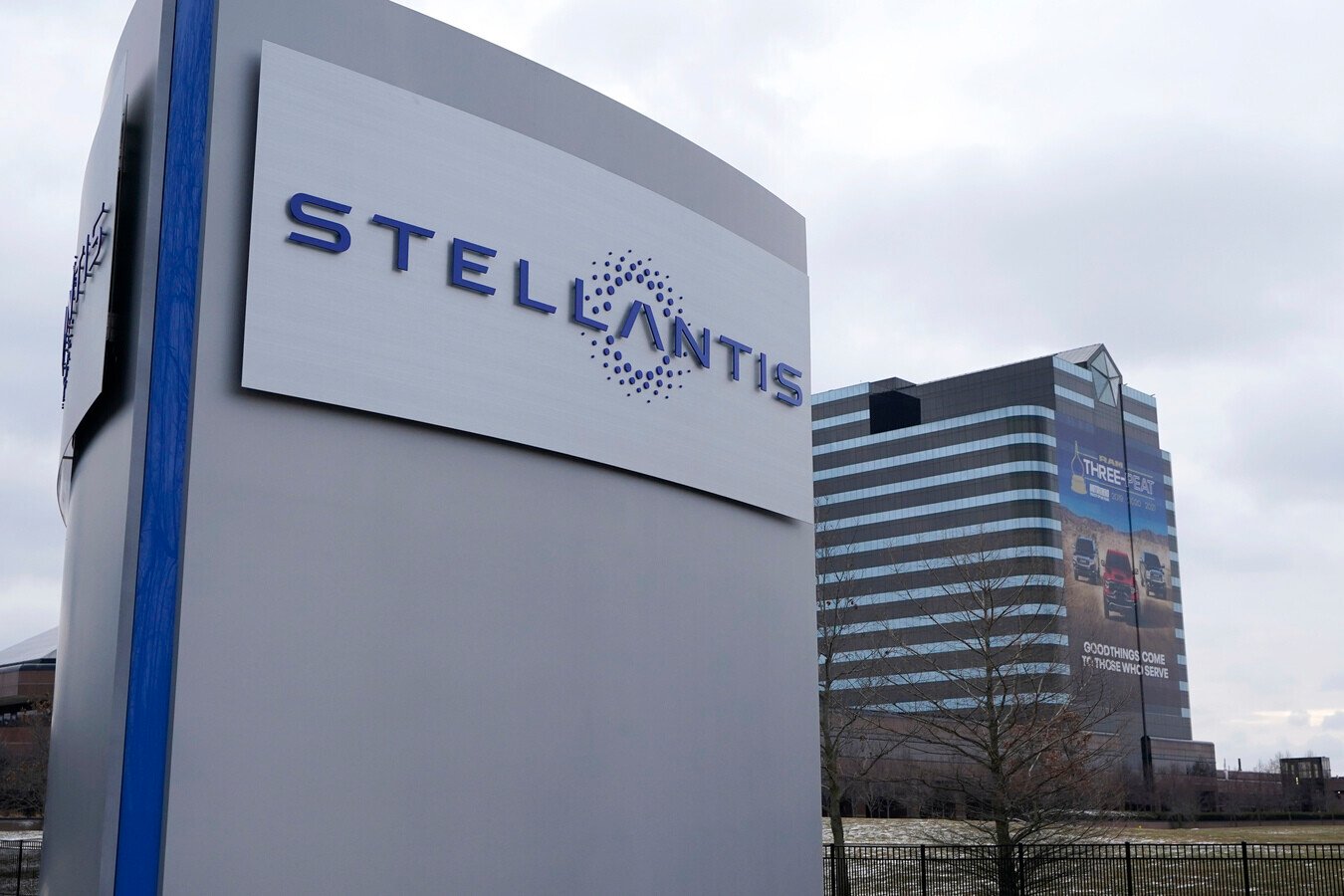 Automobilke Stellantis klesli tržby. Spoločnosť pre colnú politiku znížila celoročný výhľad