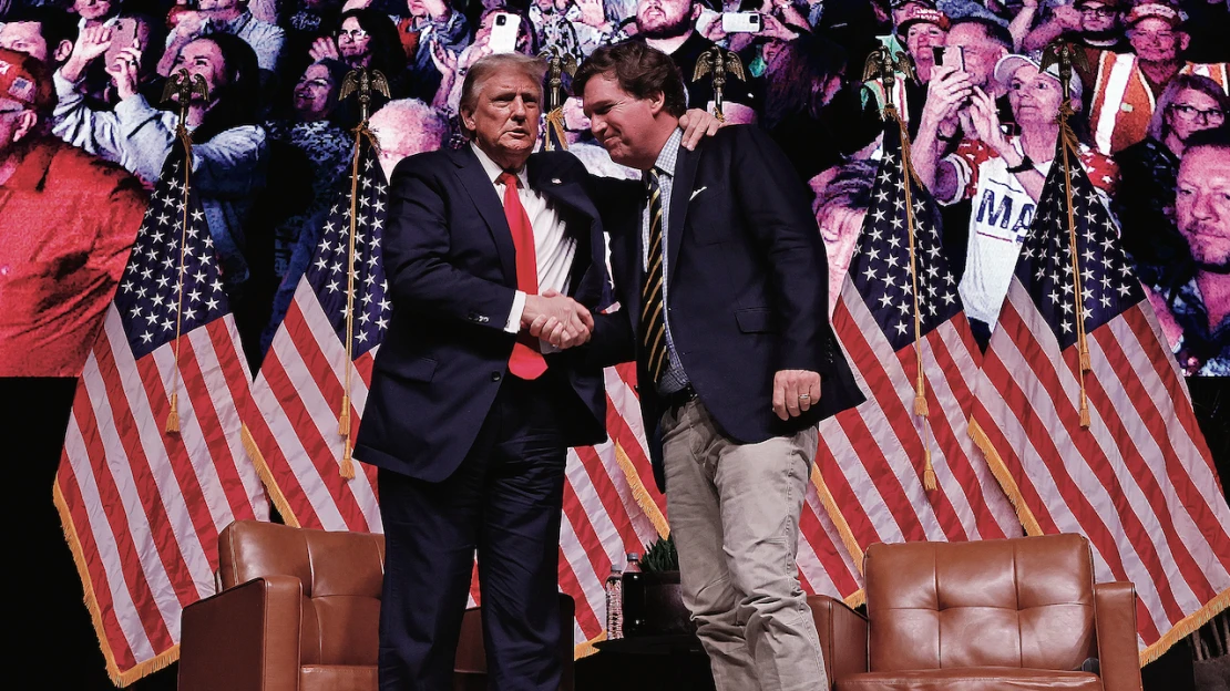 Hnev, zisky a Donald Trump. Tucker Carlson žuje svoj nikotín a šíri pri tom samú zlosť