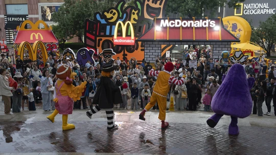 Nepomohol ani kurací Big Mac. Čistý zisk amerického fast food reťazca McDonald’s klesol