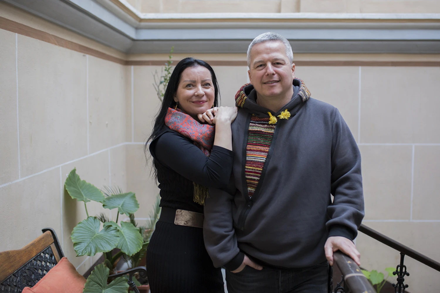 Z bankárov tkáči, z Bratislavy do Prešova. Manželia teraz do svojich látok obliekajú aj umelcov