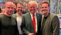 V politike neuspel, ako podcaster hviezdi. Vďaka Trumpovi je z bývalého agenta boháč v FBI
