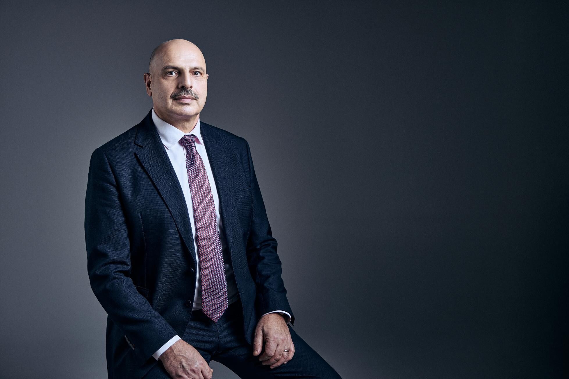 Na snímke muž v obleku