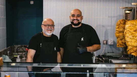 Nikto nerobil poriadny kebab, oni teraz áno. Neklamú ani omáčkami a na sendvič si počkáte až hodinu
