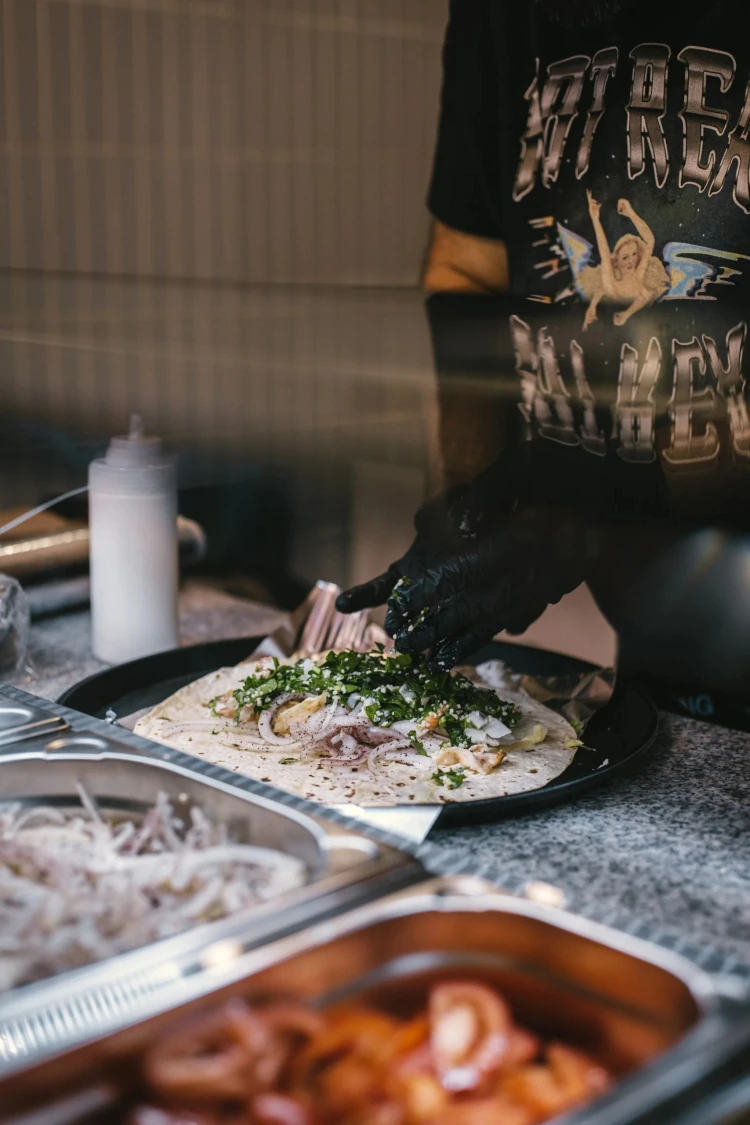 Nikto nerobil poriadny kebab, oni teraz áno. Neklamú ani omáčkami a na sendvič si počkáte až hodinu_1