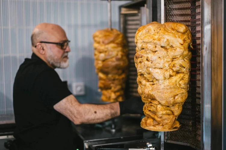 Nikto nerobil poriadny kebab, oni teraz áno. Neklamú ani omáčkami a na sendvič si počkáte až hodinu_2