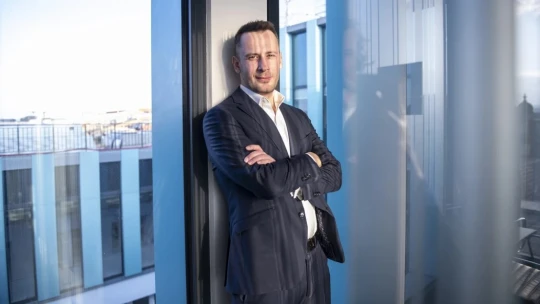 Bol pri financovaní spoločností Kellnerovej aj Křetínskeho. Ako vidí trh ostrieľaný finančný právnik?