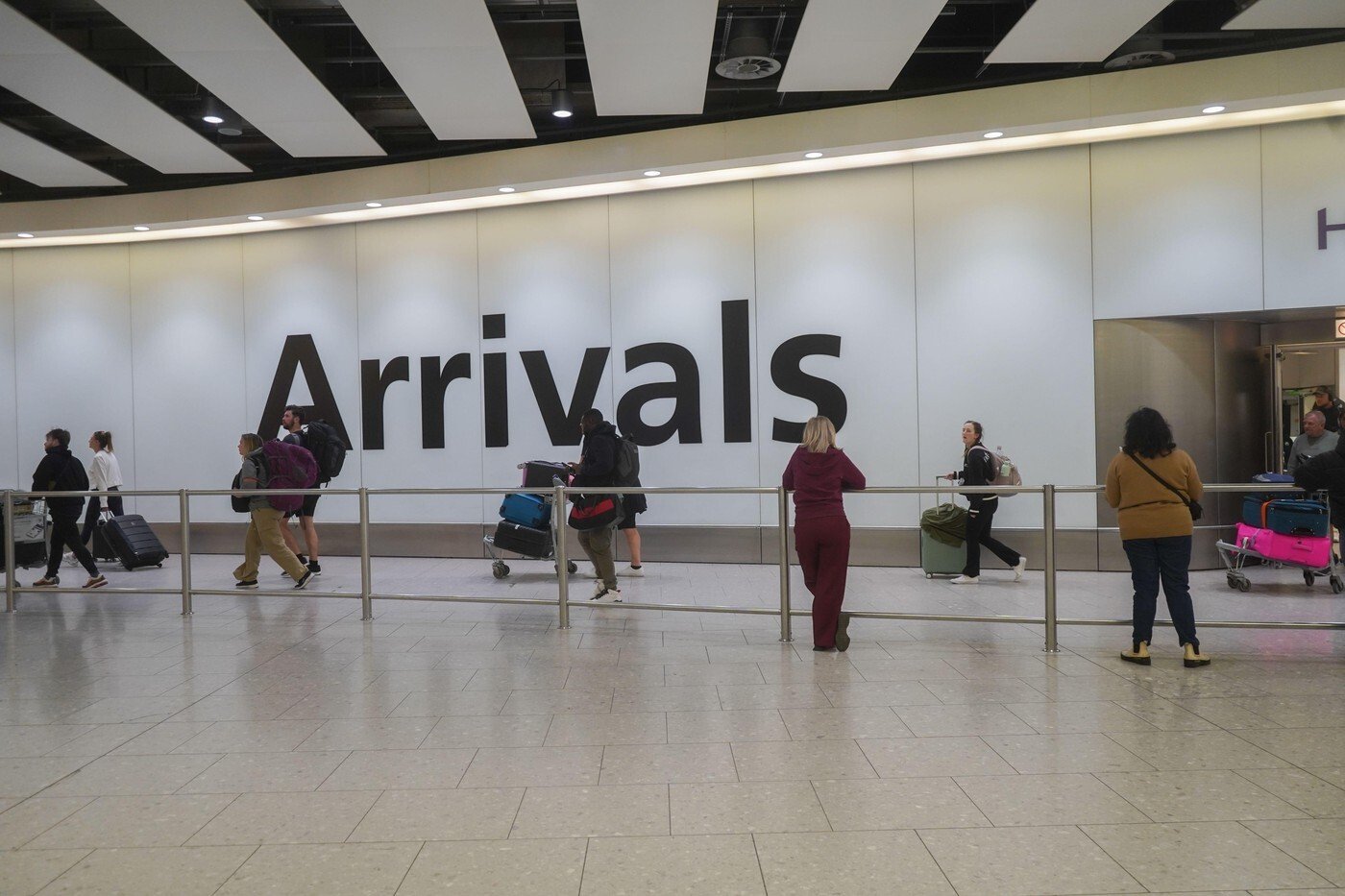 Londýn uzatvoril letisko Heathrow. Požiar odstavil stovky letov, lietadlá presmerúvajú aj do Paríža