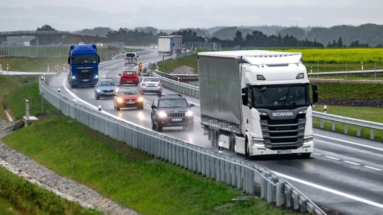 Motoristi, zbystrite. Európska komisia navrhuje ročné kontroly starších vozidiel a digitálne doklady