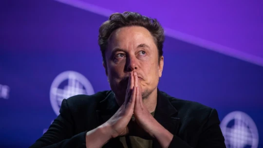 Musk za jeden deň prišiel o 19 miliárd dolárov. Odporcovia podpálili nabíjacie stanice Tesly