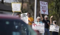 Padá Tesla, želajte si niečo. Stovky miliárd sú preč, zvoní umieračik firme Elona Muska?