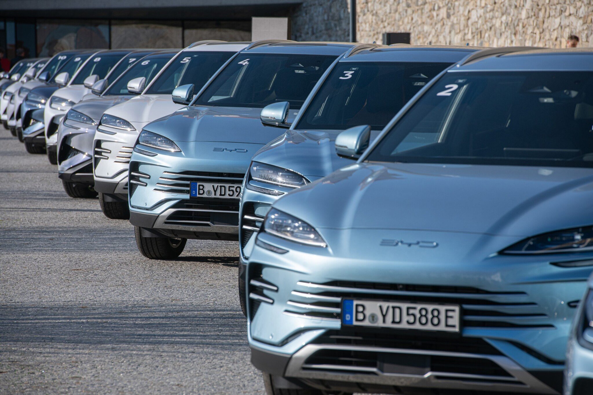 Dodávatelia automobiliek zatvárajú výrobné linky. Zasiahlo ich obmedzenie vývozu z Číny