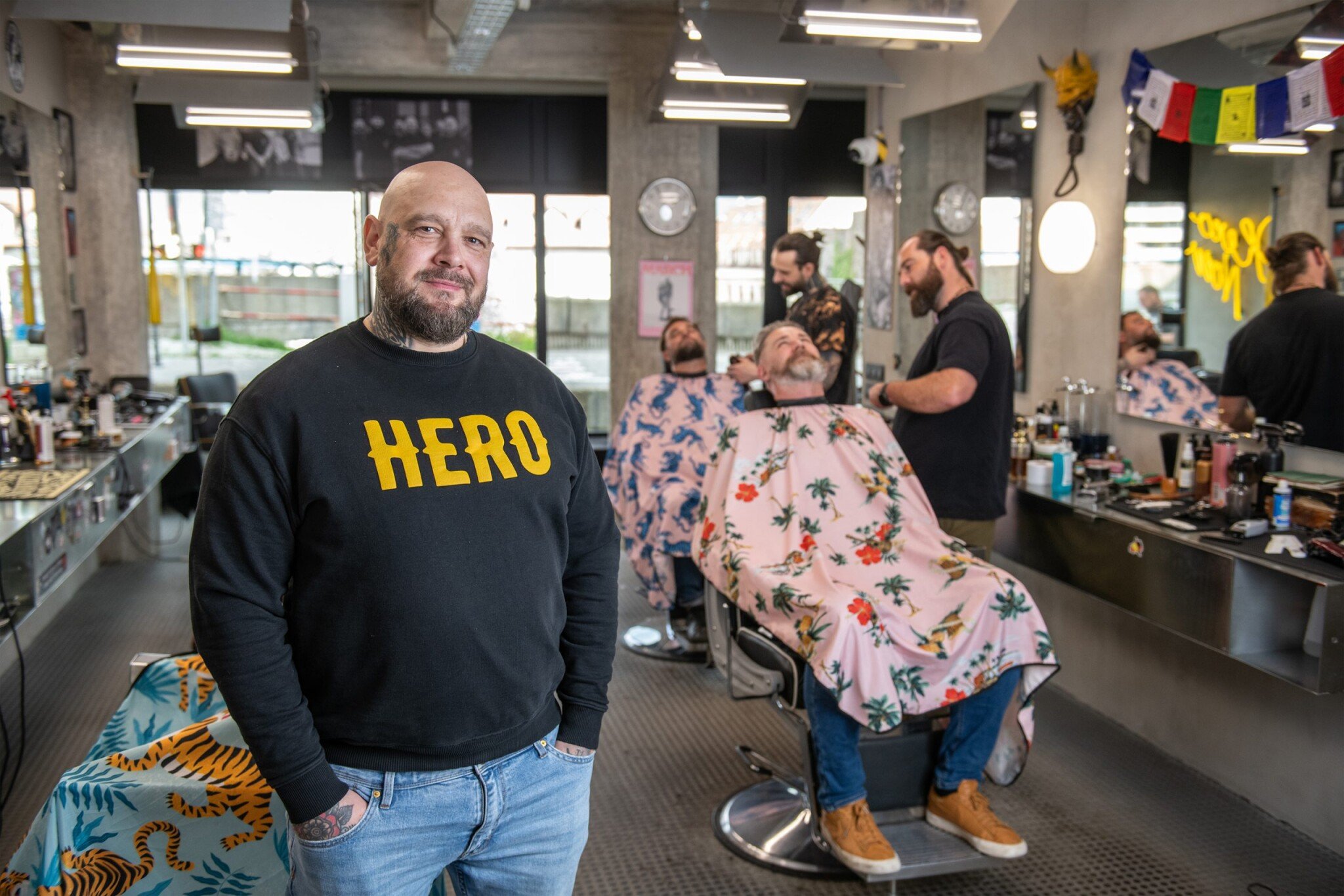 Mladí prídu iba s nožnicami a strojčekom, peniaze delíme pol na pol, hovorí top barber
