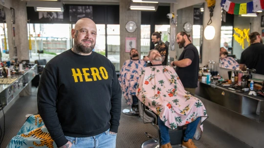 Mladí prídu iba s nožnicami a strojčekom, peniaze delíme pol na pol, hovorí top barber