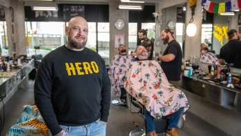 Mladí prídu iba s nožnicami a strojčekom, peniaze delíme pol na pol, hovorí top barber