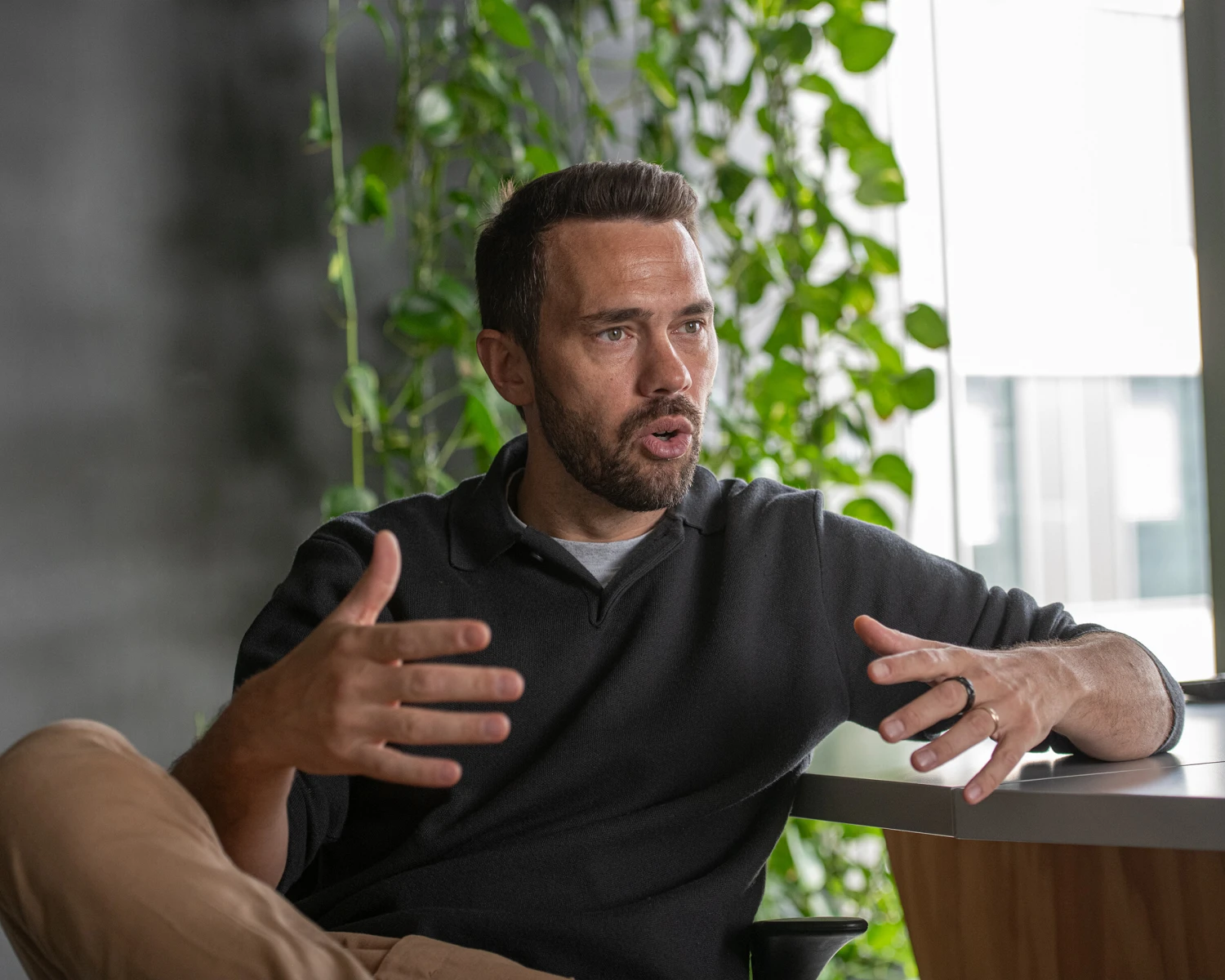 Na snímke muž gestikuluje