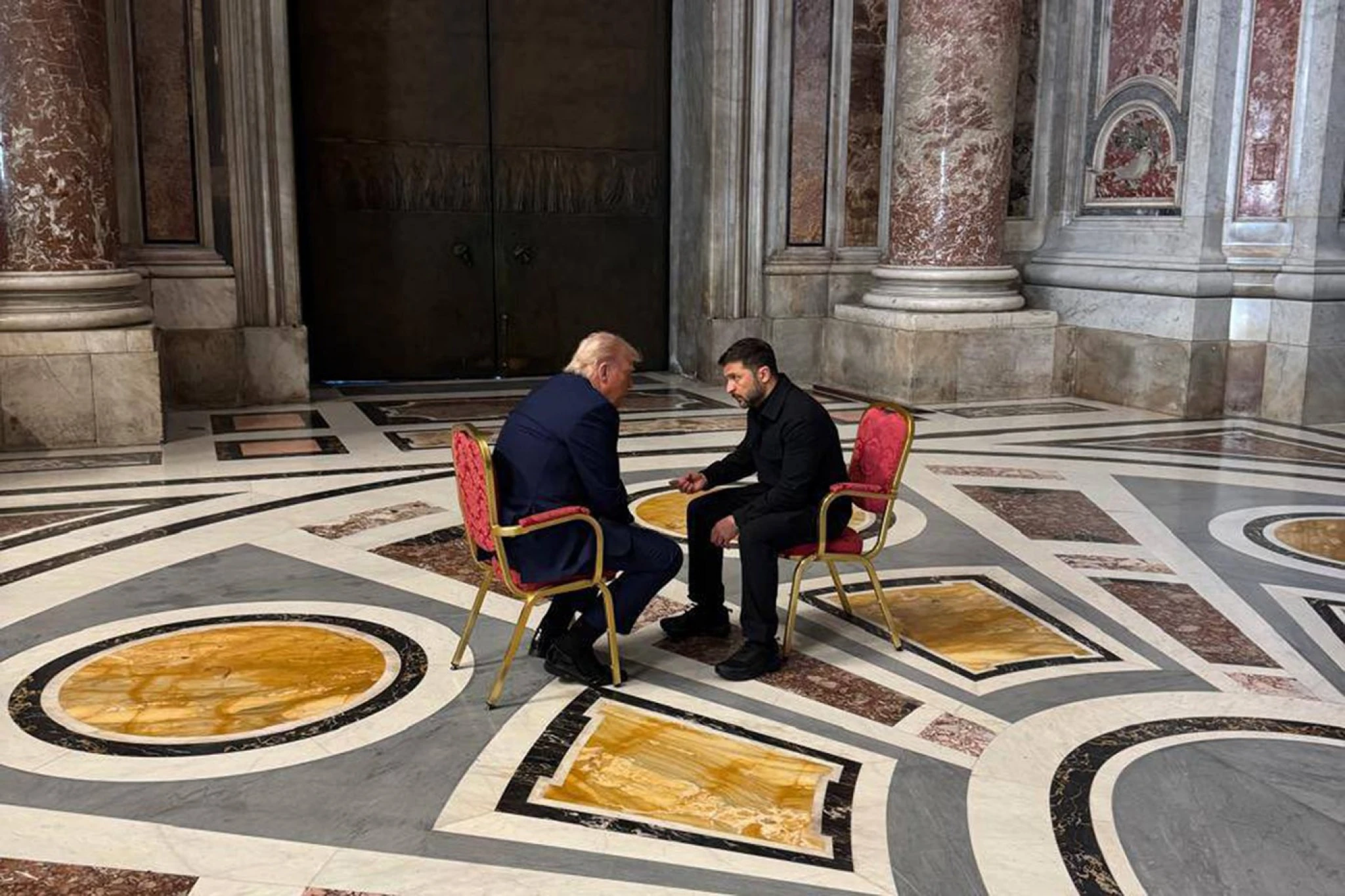 Prezident Donald Trump sa stretol s ukrajinským prezdentom Volodymyrom Zelenskym pred pohrebom pápeža Františka