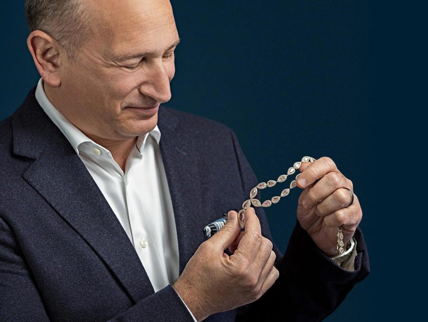Po páde Berlínskeho múru dovážal diamanty z Ruska. Dnes má firmu vo štvrti, kde domy stoja milióny