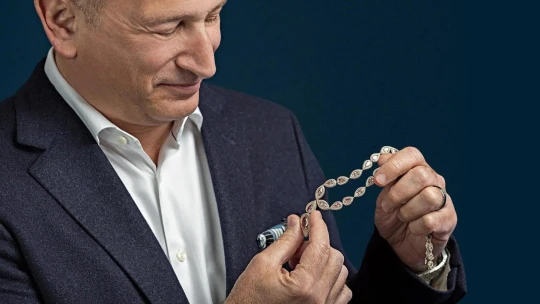 Po páde Berlínskeho múru dovážal diamanty z Ruska. Dnes má firmu vo štvrti, kde domy stoja milióny