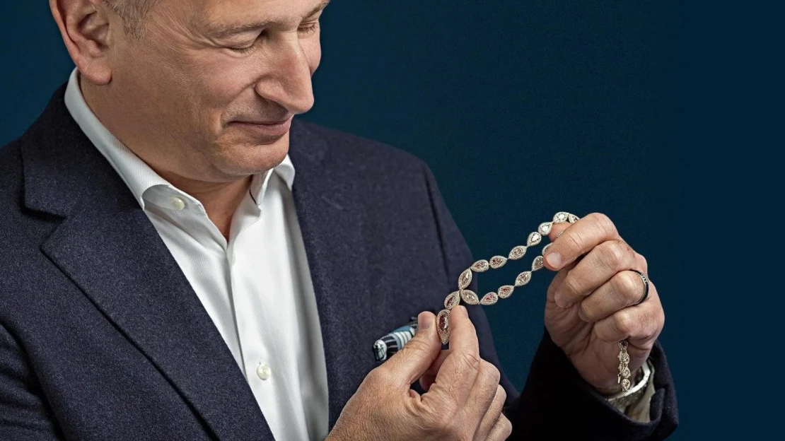 Po páde Berlínskeho múru dovážal diamanty z Ruska. Dnes má firmu vo štvrti, kde domy stoja milióny