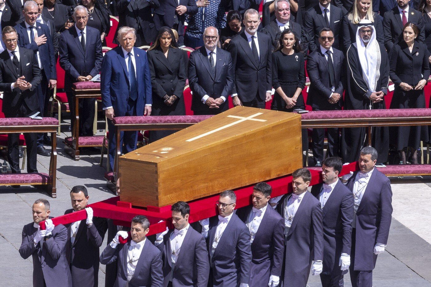 Pápeža Františka pochovali. Pred pohrebom sa stretol Trump so Zelenským