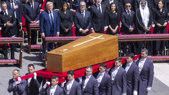 Pápeža Františka pochovali. Pred pohrebom sa stretol Trump so Zelenským