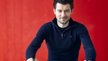 Hokejovú kariéru mu ukončilo zranenie a prespával v aute. Teraz trénuje desiatky tisíc hokejistov