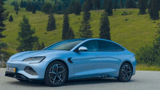Obor z východu. Na Slovensko prišla veľká čínska automobilka. Ako sa nám jazdilo na jej sedane?